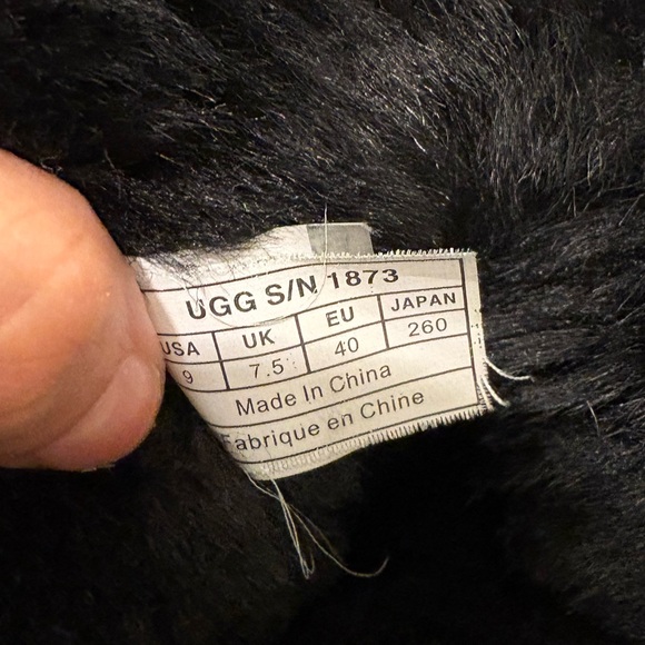 UGG Bailey Button Triplet style Black Leather Women’s size 9 - Picture 8 of 9